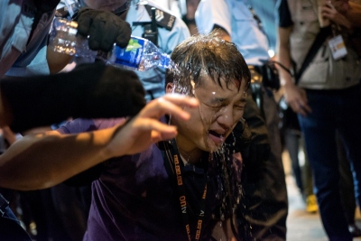 10月17日の旺角 催涙スプレーを噴射され 激痛のあまり 倒れ込んだ香港記者