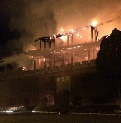 雲南省の古蹟「拱辰楼」で火災