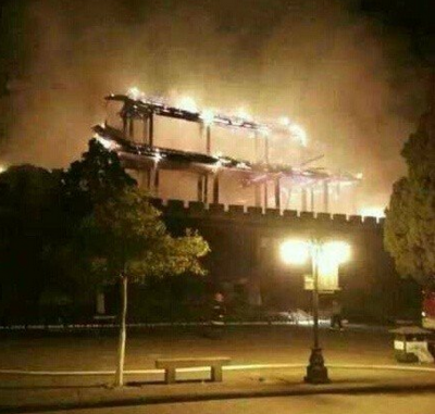 雲南省の古蹟「拱辰楼」で火災