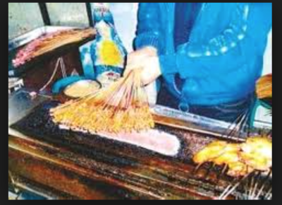 屋台で売られる羊肉の串焼き