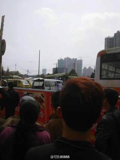 18日、貴州省黔西県のバスターミナルで小型バスが爆発し、９人が負傷した。