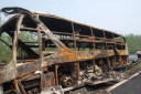 中国 高速道路で寝台バスが出火 死傷多数