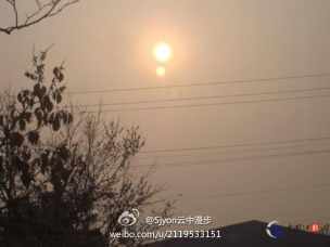 スモッグ天気の南京で二つの太陽