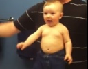 筋肉を自慢する８か月の赤ちゃん