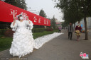 中国の行為芸術「スモッグ花嫁が青空に嫁ぐ」
