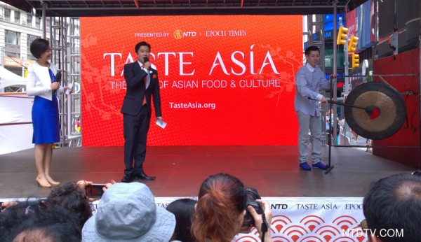 「アジア美食祭」小林尊氏が開幕式の銅鑼鳴らす