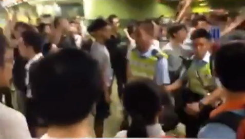 「恥を知れ！」香港警察に大ブーイング