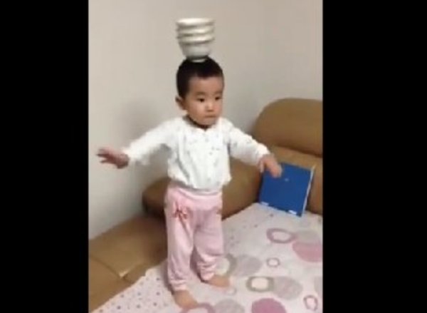 茶碗を頭に載せて踊る３歳児