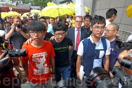 香港警察　民主化デモの学生リーダーら3人を起訴