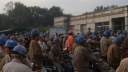 給料を払え！中国揚州造船場前で数百人の労働者がデモで叫ぶ