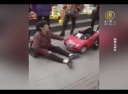 おもちゃの車にぶつけられた中国婦人　弁償を求める
