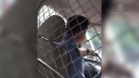 中国警官が２人の女性に服を脱ぎ、検査を受けるよう恫喝