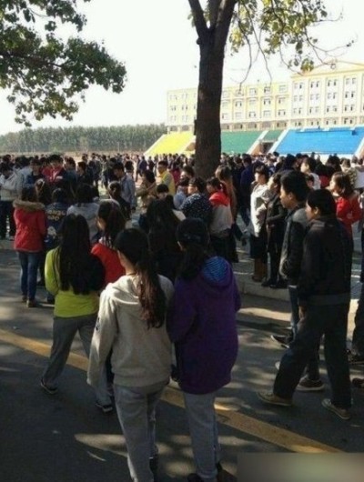 学生3000人が高い学食に抗議