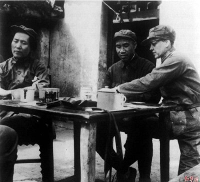 1937年、延安での毛沢東。朱徳と一緒。