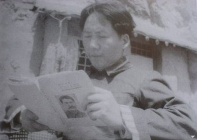 読書中の毛沢東