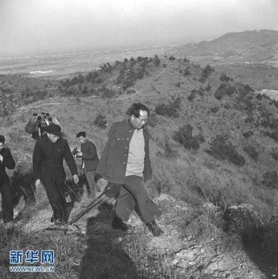 1954年2月10日、杭州西子湖畔の北高峰に上った毛沢東