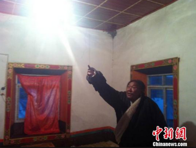 壁にひびが入ったチベット族の家