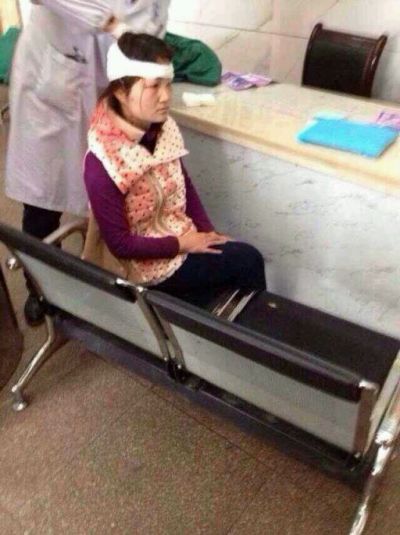 22日、湖南省懐化駅の通り魔事件で負傷した女の子