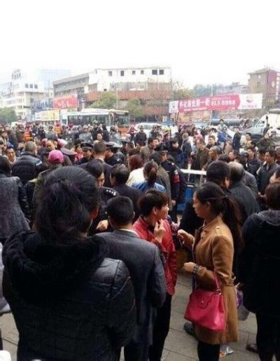 22日、湖南省懐化駅の通り魔事件で負傷した女性