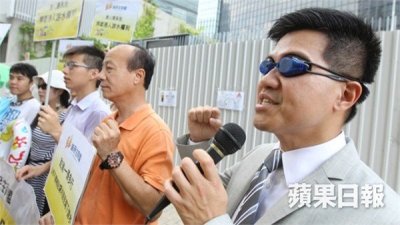 抗議する「新民主同盟」メンバー