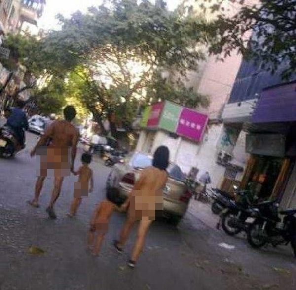 裸で助けを求める一家四人 中国広東