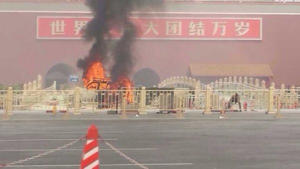 【写真報道】天安門広場近くで車が観光客に突入 ５人死亡38人負傷