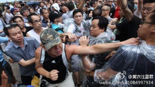香港 親中派がデモ隊暴行 警察は旁観