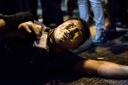 香港警察の催涙スプレー 記者の目を直撃