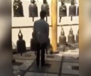 中国人観光客のトンデモマナー：タイの寺院で足で鐘を蹴る男 