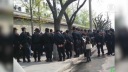 中国警察、集団陳情の民営学校教師らを鎮圧