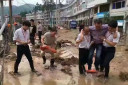 台風被災地視察の県幹部、足元の汚れを気にして大批判に遭い罷免に