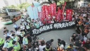 香港民主派に実刑判決に抗議し大規模デモ